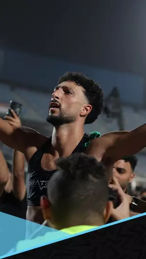 احتفال وسام أبو علي مع جماهير الأهلي بهدفه القاتل ضد البنك